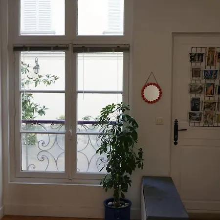 Au Coeur Du Marais Donnant Sur Cour